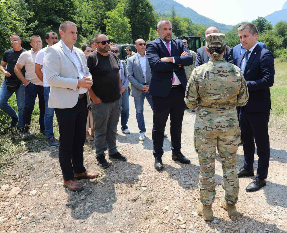 Pripadnici Inženjerijske čete Vojske Crne Gore u selu Konjuhe...