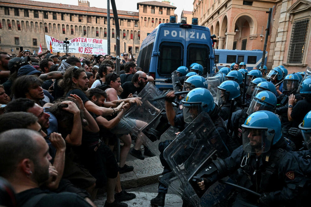 Demonstranti su se sukobili s policijom u Bolonji, Foto: Rojters