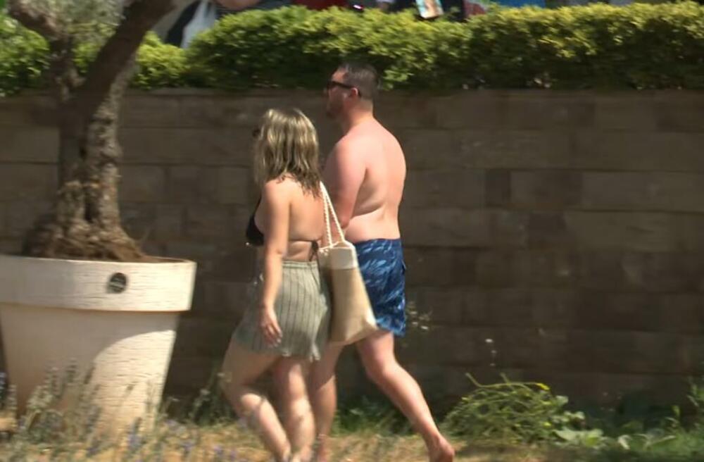 Komunalna policija u Budvi kažnjava one koji bez majice šetaju...