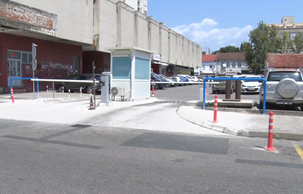 Kako poslije ponoći izaći sa parkinga u centru Podgorice, a ne...