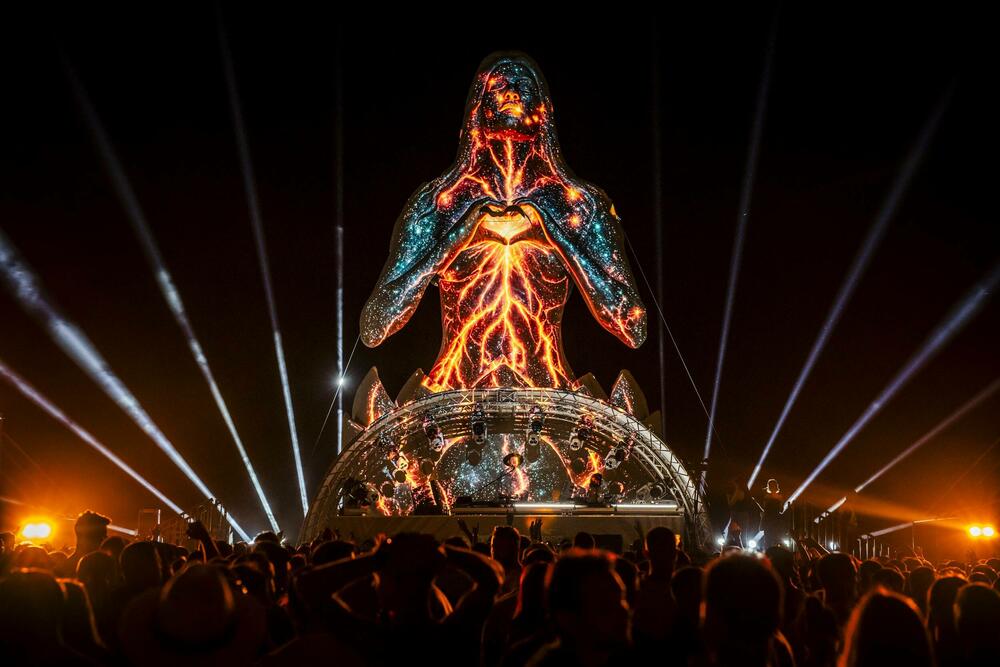 <p>Više od 42 miliona pregleda festivalskih objava, snažan odjek na međunarodnim platformama i profilima izvođača, objave poznatih javnih ličnosti, među kojima su Miloš Biković, Nenad Okanović i Nataša Kovačević Njezvanova, kao i konkretan efekat na turističku sezonu u Ulcinju pokazali su da prvo izdanje festivala EXIT to Montenegro nije bilo samo veliki muzički događaj, već i jedna od najsnažnijih promotivnih priča Crne Gore ovog ljeta. Predsjednik Udruženja zakupaca kupališta u Ulcinju Prelja Škrelja ocijenio je da je Exit ispunio očekivanja i naveo da je upravo iz tog razloga i početak jula na ulcinjskim kupalištima bio za oko 15 odsto bolji nego prošle godine, a sa ovom konstatacijom saglasni su i iz Turističke organizacije Ulcinj.</p>
