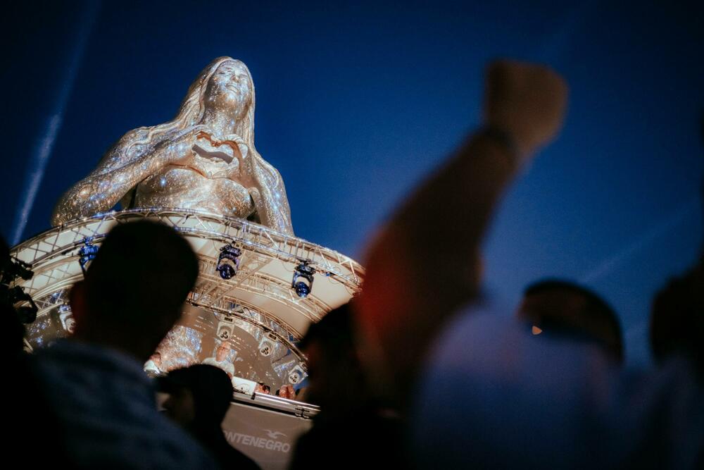 <p>Više od 42 miliona pregleda festivalskih objava, snažan odjek na međunarodnim platformama i profilima izvođača, objave poznatih javnih ličnosti, među kojima su Miloš Biković, Nenad Okanović i Nataša Kovačević Njezvanova, kao i konkretan efekat na turističku sezonu u Ulcinju pokazali su da prvo izdanje festivala EXIT to Montenegro nije bilo samo veliki muzički događaj, već i jedna od najsnažnijih promotivnih priča Crne Gore ovog ljeta. Predsjednik Udruženja zakupaca kupališta u Ulcinju Prelja Škrelja ocijenio je da je Exit ispunio očekivanja i naveo da je upravo iz tog razloga i početak jula na ulcinjskim kupalištima bio za oko 15 odsto bolji nego prošle godine, a sa ovom konstatacijom saglasni su i iz Turističke organizacije Ulcinj.</p>