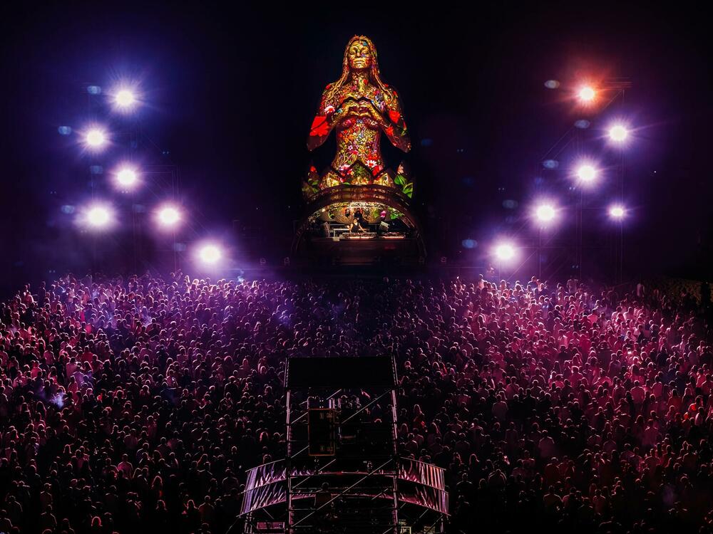 <p>Više od 42 miliona pregleda festivalskih objava, snažan odjek na međunarodnim platformama i profilima izvođača, objave poznatih javnih ličnosti, među kojima su Miloš Biković, Nenad Okanović i Nataša Kovačević Njezvanova, kao i konkretan efekat na turističku sezonu u Ulcinju pokazali su da prvo izdanje festivala EXIT to Montenegro nije bilo samo veliki muzički događaj, već i jedna od najsnažnijih promotivnih priča Crne Gore ovog ljeta. Predsjednik Udruženja zakupaca kupališta u Ulcinju Prelja Škrelja ocijenio je da je Exit ispunio očekivanja i naveo da je upravo iz tog razloga i početak jula na ulcinjskim kupalištima bio za oko 15 odsto bolji nego prošle godine, a sa ovom konstatacijom saglasni su i iz Turističke organizacije Ulcinj.</p>