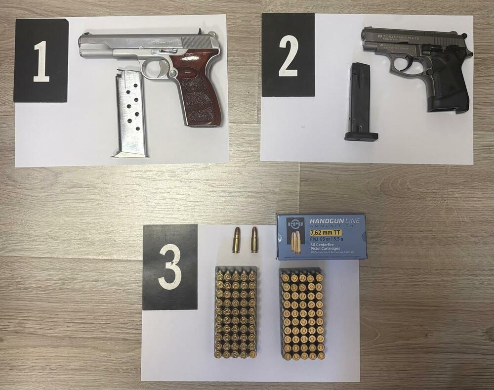 UP: Policija pronašla pištolj, startni pištolj i više od 100...