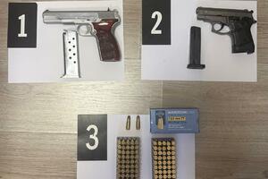 UP: Policija pronašla pištolj, startni pištolj i više od 100...