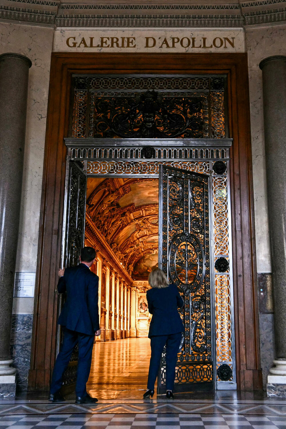 <p>Posjetioci će sada moći da obiđu velelepnu sobu galerije, da gledaju njen pozlaćeni plafon i grčke freske na putu do Mona Lize - ali neće moći da vide ni krunski nakit ni prazna mkesta na kojem su dragulji bili izloženi</p>