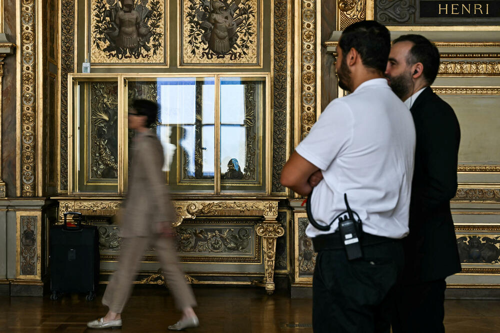 <p>Posjetioci će sada moći da obiđu velelepnu sobu galerije, da gledaju njen pozlaćeni plafon i grčke freske na putu do Mona Lize - ali neće moći da vide ni krunski nakit ni prazna mkesta na kojem su dragulji bili izloženi</p>