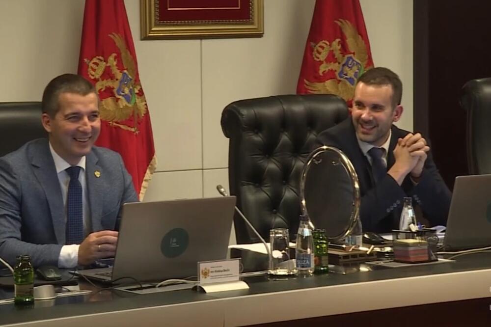 Sa jedne od sjednica Vlade: Potpredsjednik Vlade za bezbjednost, odbranu, borbu protiv kriminala i unutrašnju politiku Aleksa Bečić (Demokratska Crna Gora) i premijer Milojko Spajić (Pokret Evropa sad), Foto: Screenshot/TV Vijesti