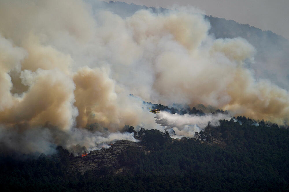 <p>Naučnici navode da klimatske promjene izazvane ljudskim djelovanjem povećavaju intenzitet toplotnih talasa, suša i šumskih požara, ali i stvaraju uslove za iznenadne i razorne oluje, navodi agencija Rojters</p>