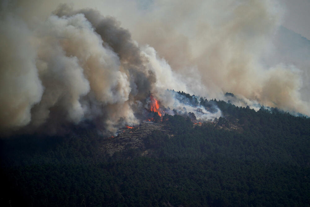 <p>Naučnici navode da klimatske promjene izazvane ljudskim djelovanjem povećavaju intenzitet toplotnih talasa, suša i šumskih požara, ali i stvaraju uslove za iznenadne i razorne oluje, navodi agencija Rojters</p>
