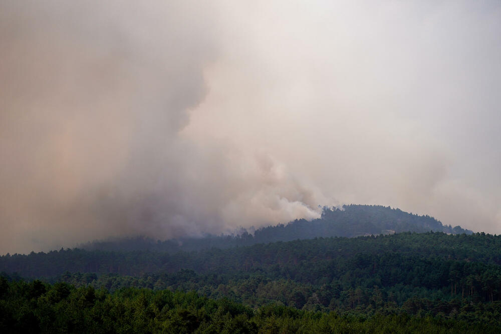 <p>Naučnici navode da klimatske promjene izazvane ljudskim djelovanjem povećavaju intenzitet toplotnih talasa, suša i šumskih požara, ali i stvaraju uslove za iznenadne i razorne oluje, navodi agencija Rojters</p>
