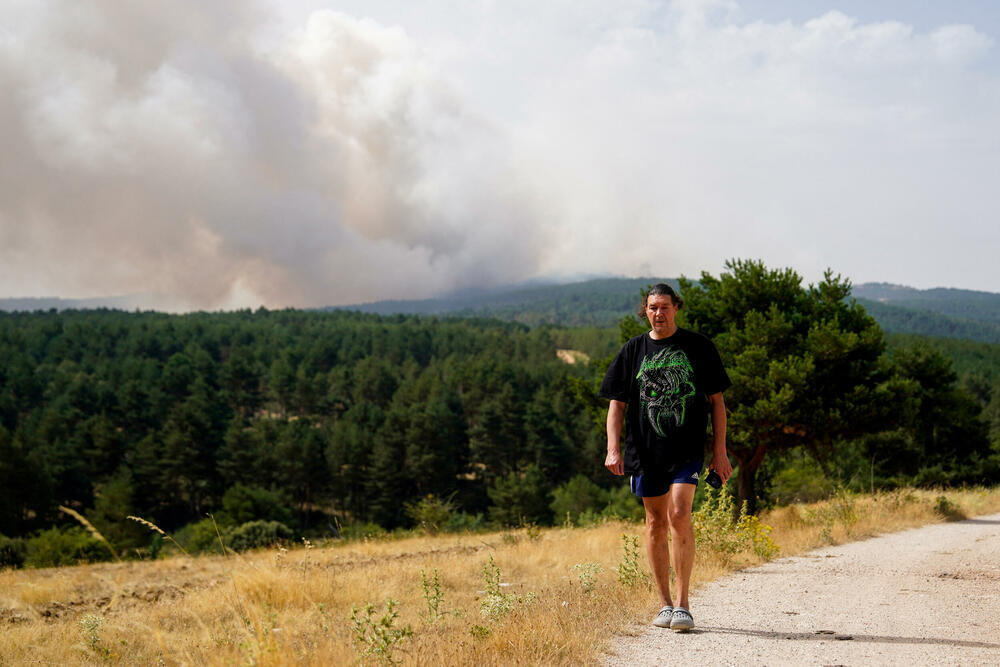<p>Naučnici navode da klimatske promjene izazvane ljudskim djelovanjem povećavaju intenzitet toplotnih talasa, suša i šumskih požara, ali i stvaraju uslove za iznenadne i razorne oluje, navodi agencija Rojters</p>