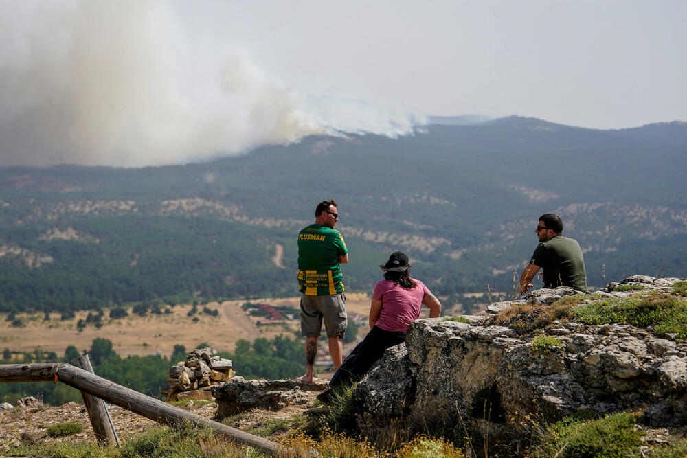 <p>Naučnici navode da klimatske promjene izazvane ljudskim djelovanjem povećavaju intenzitet toplotnih talasa, suša i šumskih požara, ali i stvaraju uslove za iznenadne i razorne oluje, navodi agencija Rojters</p>