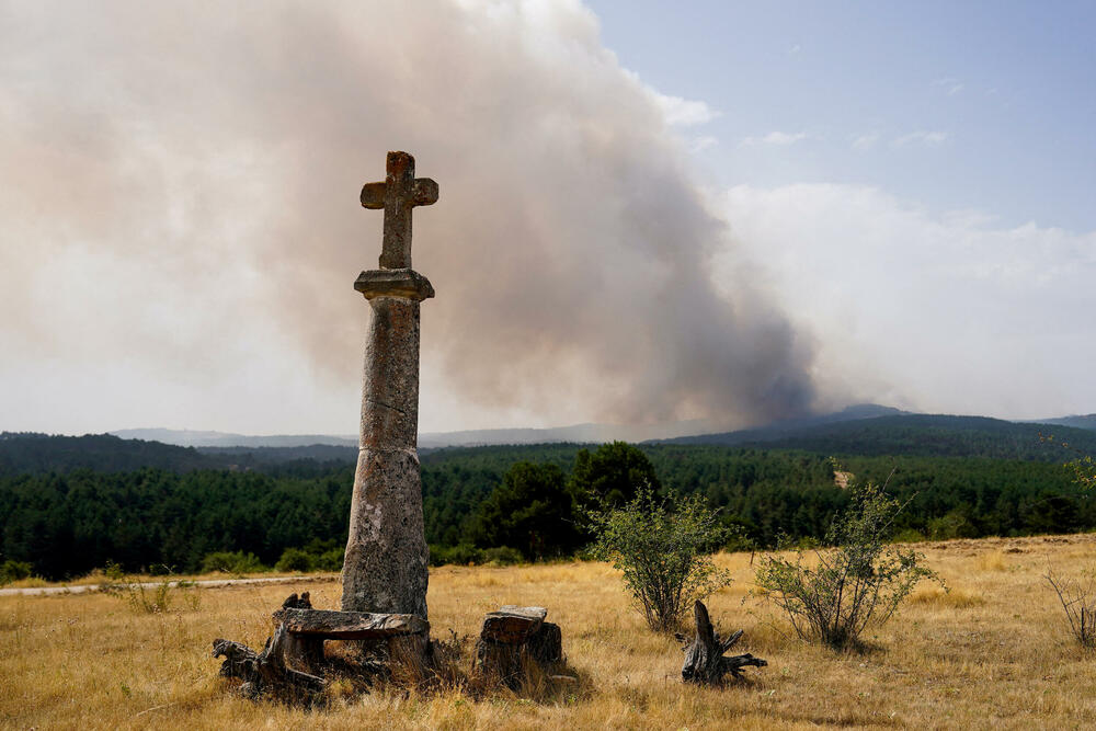 <p>Naučnici navode da klimatske promjene izazvane ljudskim djelovanjem povećavaju intenzitet toplotnih talasa, suša i šumskih požara, ali i stvaraju uslove za iznenadne i razorne oluje, navodi agencija Rojters</p>