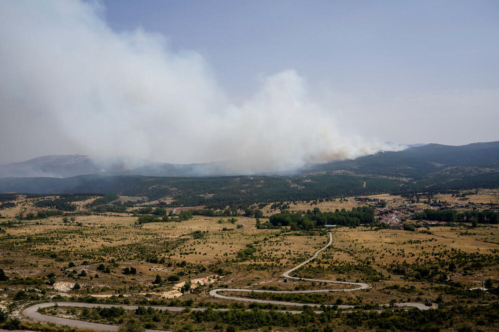 <p>Naučnici navode da klimatske promjene izazvane ljudskim djelovanjem povećavaju intenzitet toplotnih talasa, suša i šumskih požara, ali i stvaraju uslove za iznenadne i razorne oluje, navodi agencija Rojters</p>