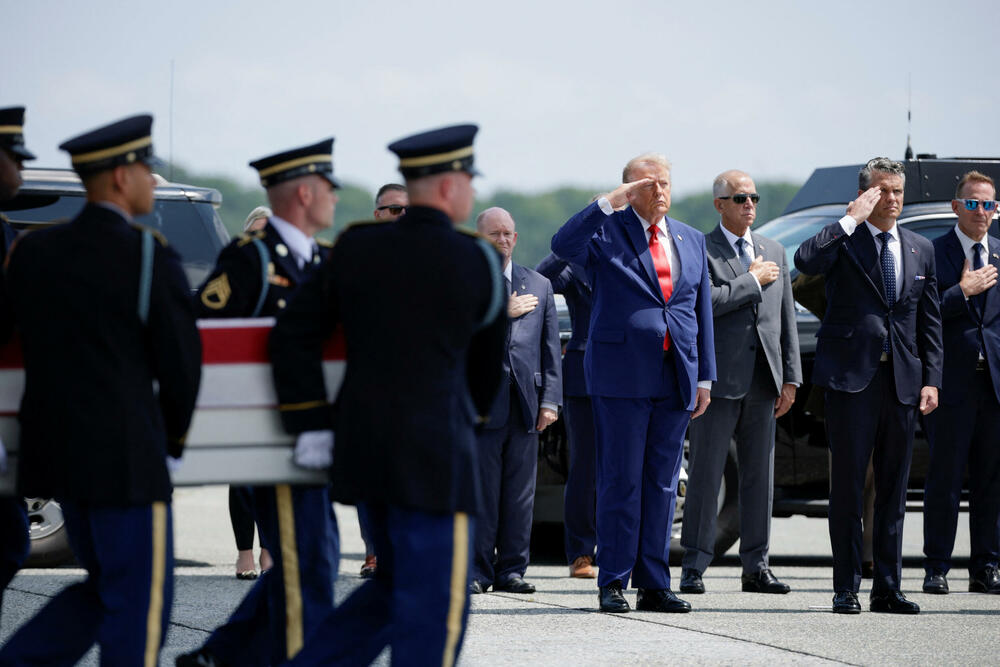 Tramp odao počast četvorici američkih vojnika poginulih na Bliskom...