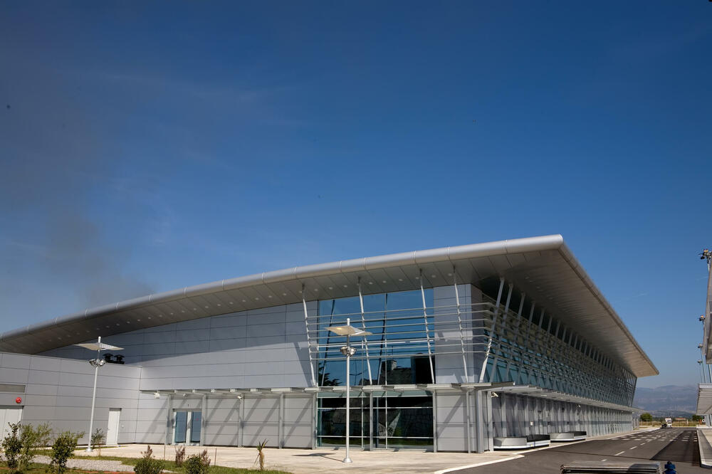 &ldquo;Prinuđeni smo da tražimo prelazna i privremena rješenja&rdquo;: zgrada Aerodroma Podgorica, Foto: Shutterstock