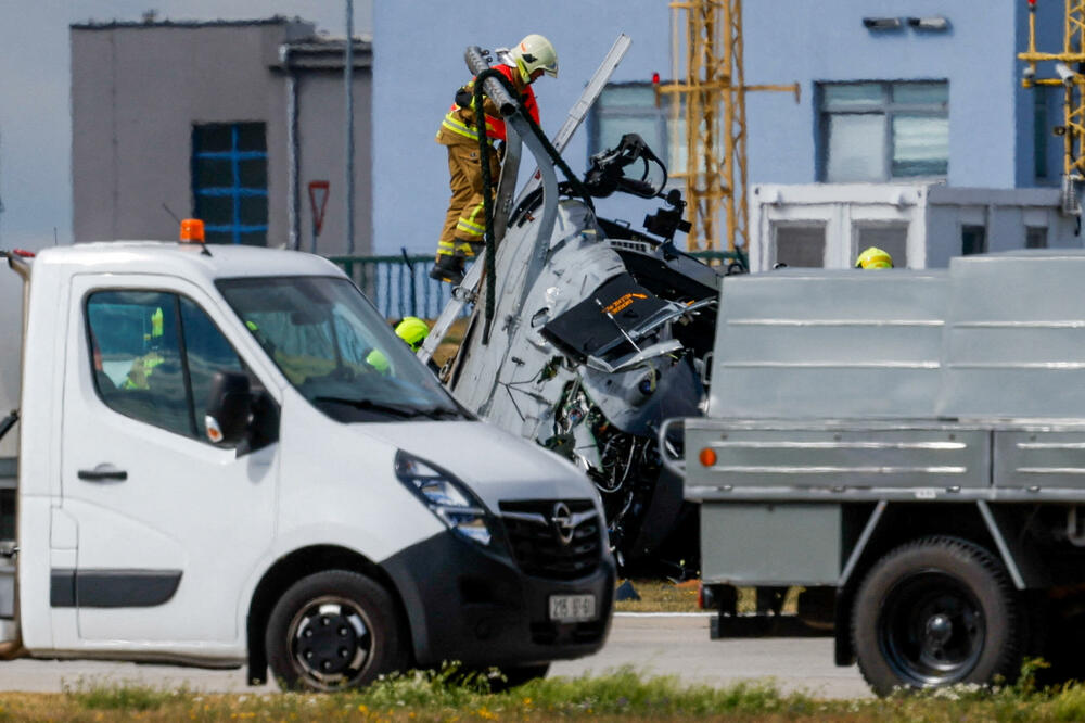 Pripadnici hitnih službi rade na olupini helikoptera "Venom" češke vojske koji se srušio, Foto: Reuters