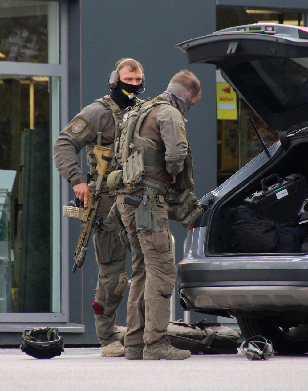 <p>Na mjesto događaja bile su raspoređene teško naoružane policijske jedinice, ekipe hitne pomoći i pregovarači, dok je policijski helikopter nadlijetao područje</p>