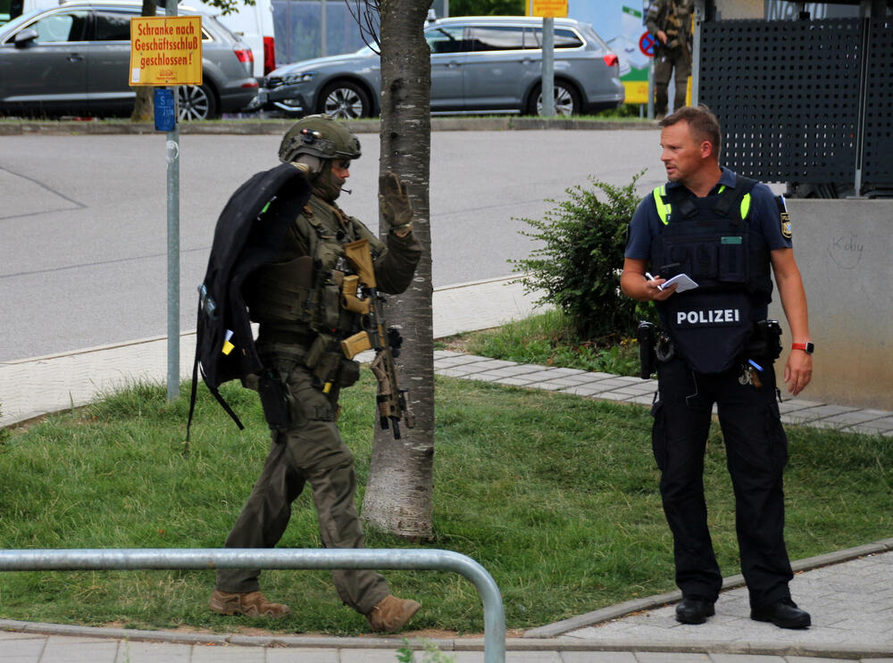 <p>Na mjesto događaja bile su raspoređene teško naoružane policijske jedinice, ekipe hitne pomoći i pregovarači, dok je policijski helikopter nadlijetao područje</p>