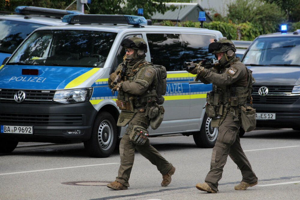 Pripadnici specijalne policije kreću se ka banci u Regenzburgu, Foto: Reuters