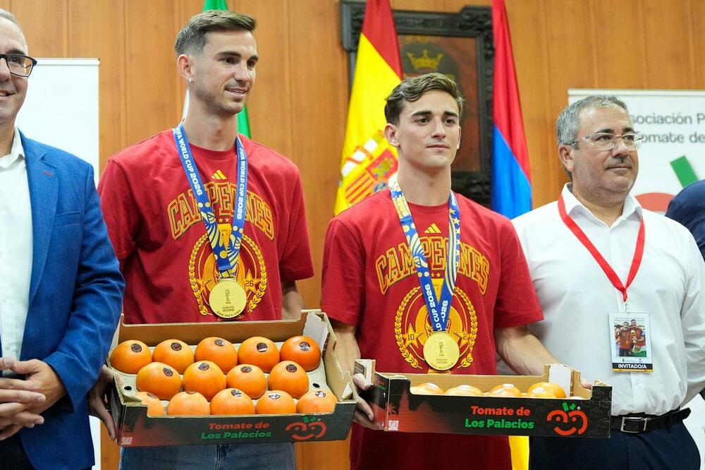 Ruis (llevo) and Gavi sa gajbicom paradajza, Foto: Getty Images