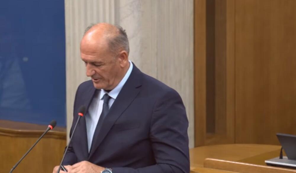 <p>Predlog za rekonstrukciju Vlade stigao je u Skupštinu, bez biografija novih članova izvršne vlasti</p>