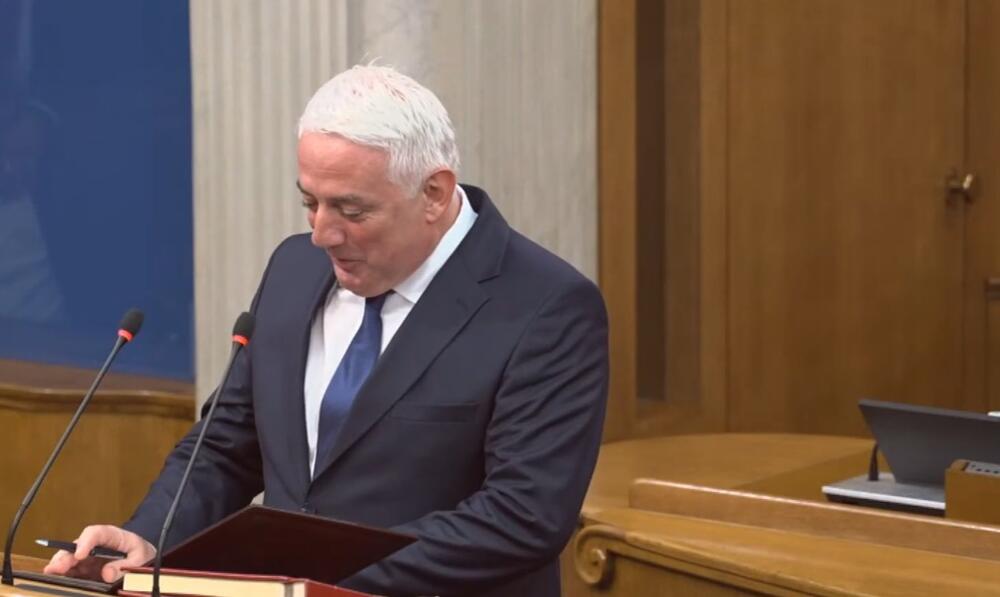 <p>Predlog za rekonstrukciju Vlade stigao je u Skupštinu, bez biografija novih članova izvršne vlasti</p>