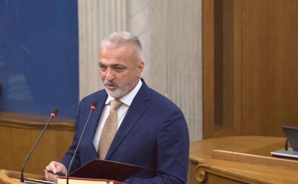 <p>Predlog za rekonstrukciju Vlade stigao je u Skupštinu, bez biografija novih članova izvršne vlasti</p>