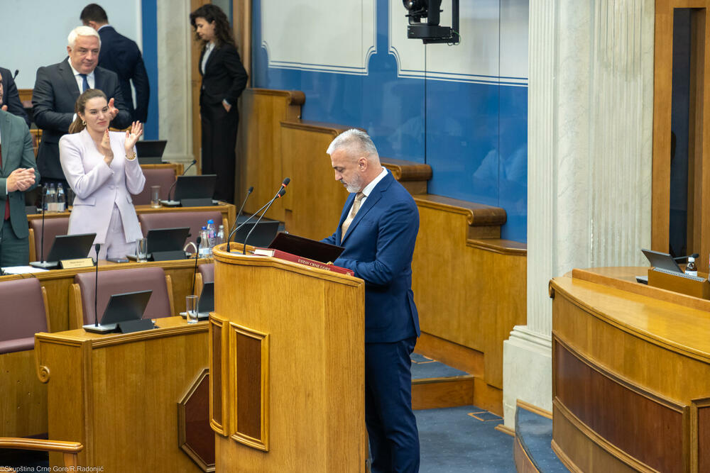 <p>Dok su iz opozicije tvrdili da je riječ o još jednom poniženju Skupštine, njen šef Mandić branio premijera pozivajući se na slične prakse iz vremena vlasti DPS-a</p>  <p>Od danas Spajić nije premijer, već je to Mandić, poručio Branislav Nenezić (Evropski savez)</p>  <p>Ponašanje Spajića predstavlja nedostatak razumijevanja značaja procedura, pa samim tim i suštine demokratije, kaže Boris Marić</p>