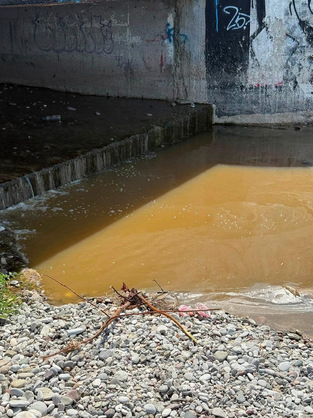 Neprijatni mirisi se šire plažom