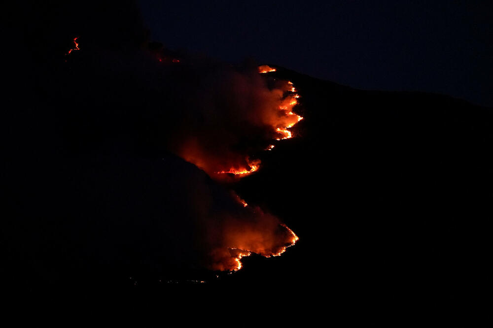 Plamen se širi u šumskom požaru u Burgohondu, Avila, Španija., Foto: Reuters