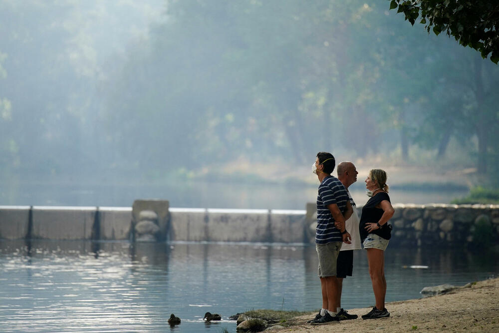 <p>Više od 10.000 ljudi je evakuisano, dok su vatrogasci pokušavali da stave požare pod kontrolu</p>