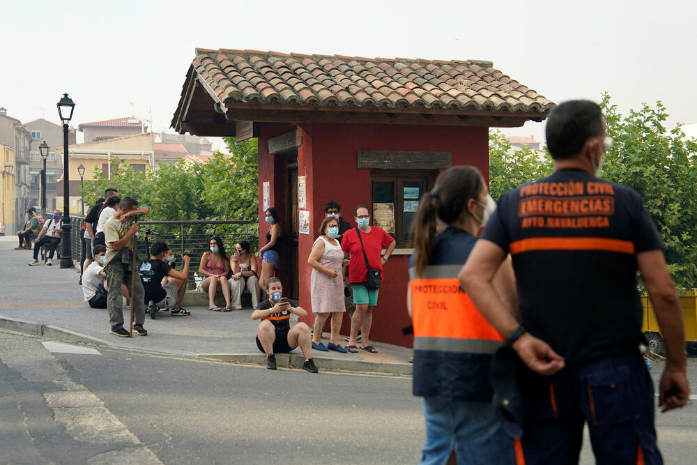 <p>Više od 10.000 ljudi je evakuisano, dok su vatrogasci pokušavali da stave požare pod kontrolu</p>