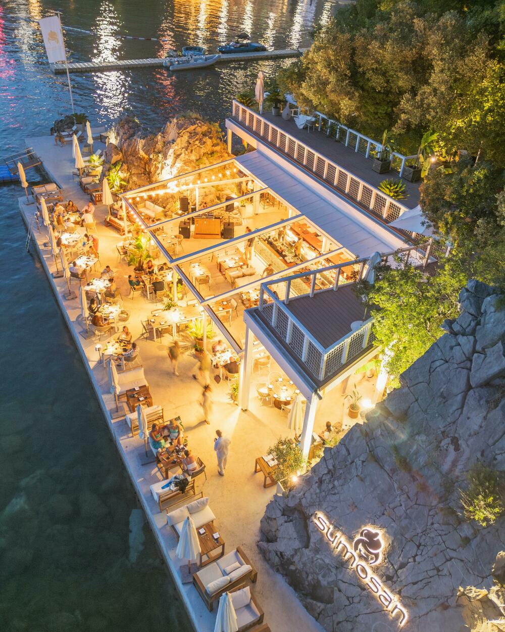 <p>Kraj jula i početak avgusta na Dukley Rivijeri donose program<br /> ispunjen muzikom, gastronomijom i prepoznatljivim ljetnjim događajima. U centru pažnje su Lunar Escape, 29. jula na Sumosan Montenegro, i drugo izdanje Laguna White Gala, 1. avgusta, dvije večeri koje već zauzimaju posebno mjesto u kalendaru sezone.</p>