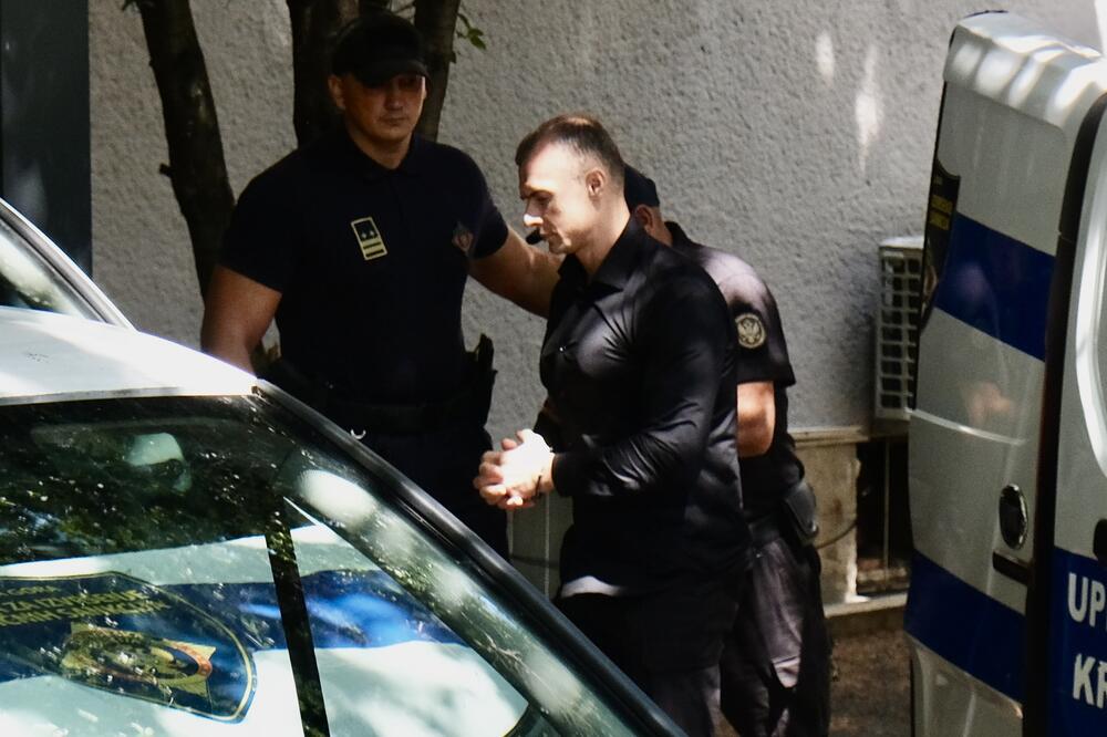Privođenje Lazovića, Foto: Risto Božović