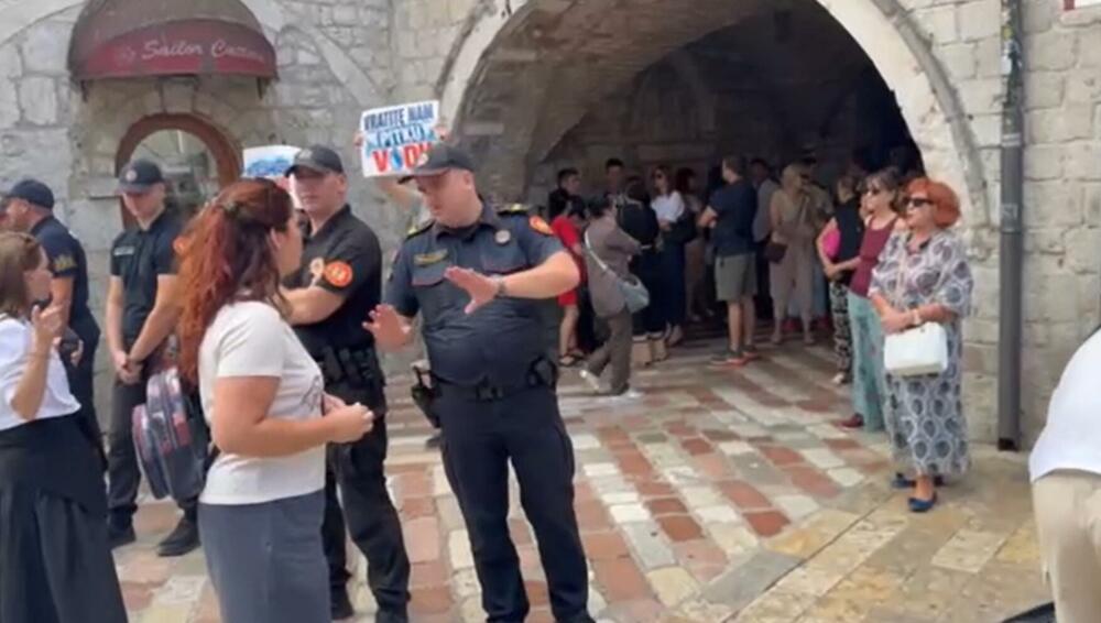 Kotor: Mještani Dobrote protestovali ispred Starog grada jer im iz...