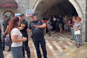 Kotor: Mještani Dobrote protestovali ispred Starog grada jer im iz...