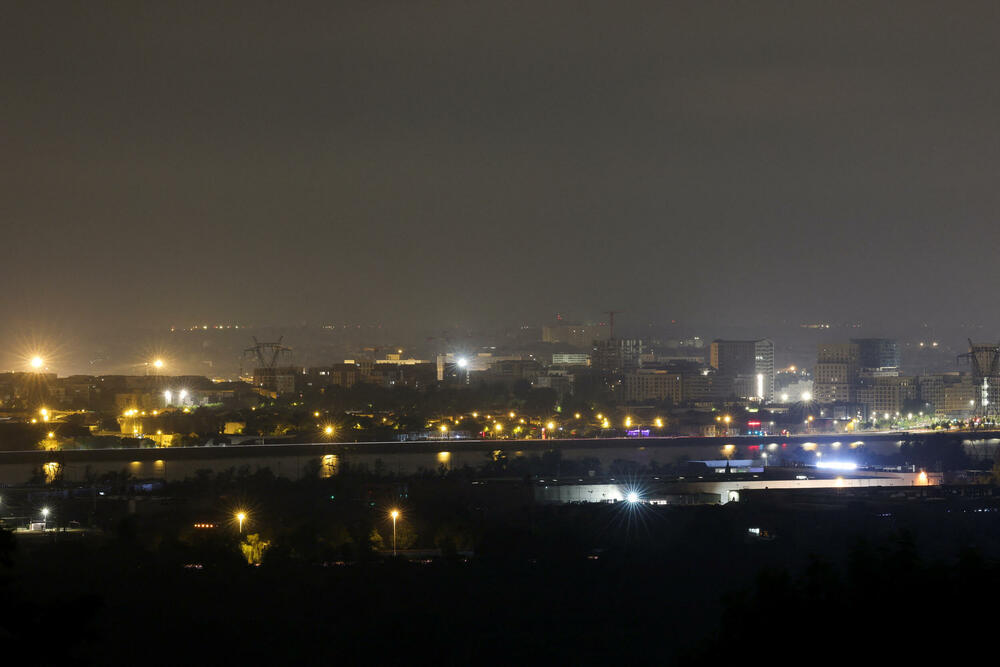 <p>Veliki šumski požari primorali su na evakuaciju oko 200.000 ljudi u jugozapadnoj Francuskoj i centralnoj Španiji, pri čemu su građani juče bježali iz mjesta u blizini Madrida i Bordoa dok se vatra nekontrolisano širila</p>