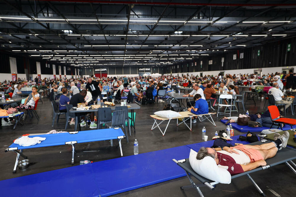 <p>Veliki šumski požari primorali su na evakuaciju oko 200.000 ljudi u jugozapadnoj Francuskoj i centralnoj Španiji, pri čemu su građani juče bježali iz mjesta u blizini Madrida i Bordoa dok se vatra nekontrolisano širila</p>
