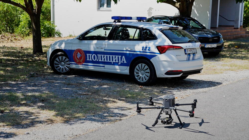 <p>Policija će koristiti dronove i savremene sisteme video-nadzora za otkrivanje prekoračenja brzine, opasnih preticanja i drugih teških prekršaja</p>