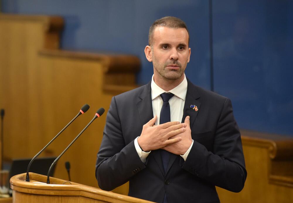 <p>Premijer Milojko Spajić odgovarao je na pitanja poslanika, na posebnoj sjednici Skupštine posvećenoj Premijerskom satu</p>