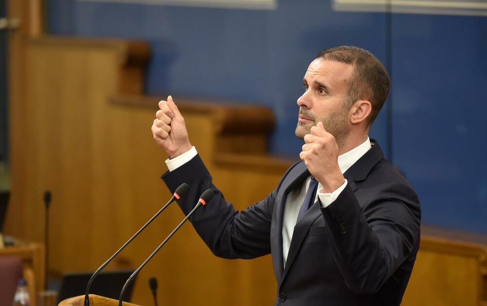 <p>Premijer Milojko Spajić odgovarao je na pitanja poslanika, na posebnoj sjednici Skupštine posvećenoj Premijerskom satu</p>