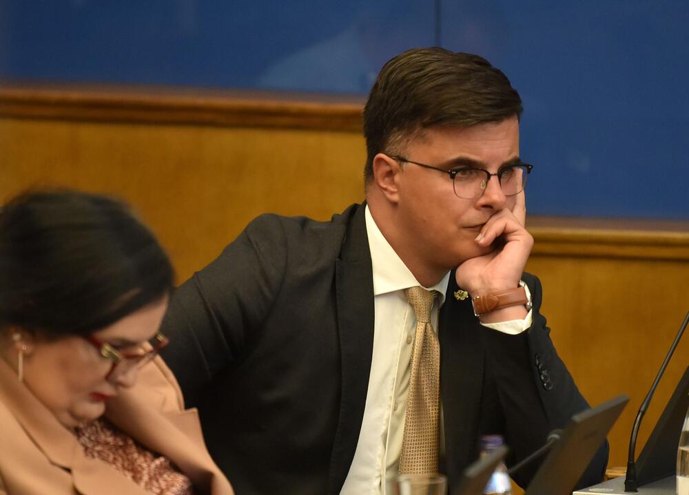 <p>Premijer Milojko Spajić odgovarao je na pitanja poslanika, na posebnoj sjednici Skupštine posvećenoj Premijerskom satu</p>