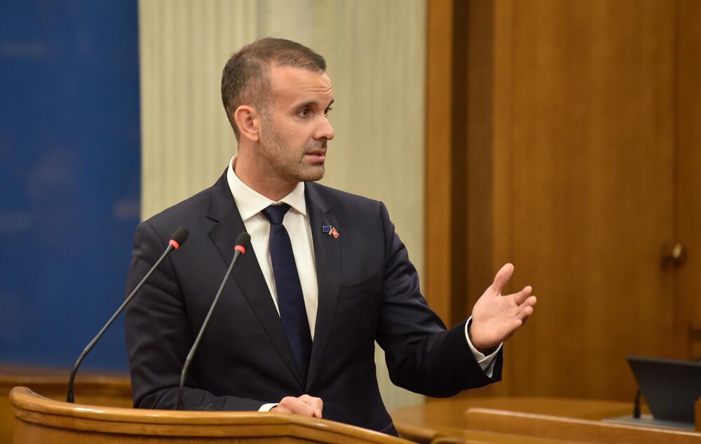 <p>Premijer Milojko Spajić odgovarao je na pitanja poslanika, na posebnoj sjednici Skupštine posvećenoj Premijerskom satu</p>
