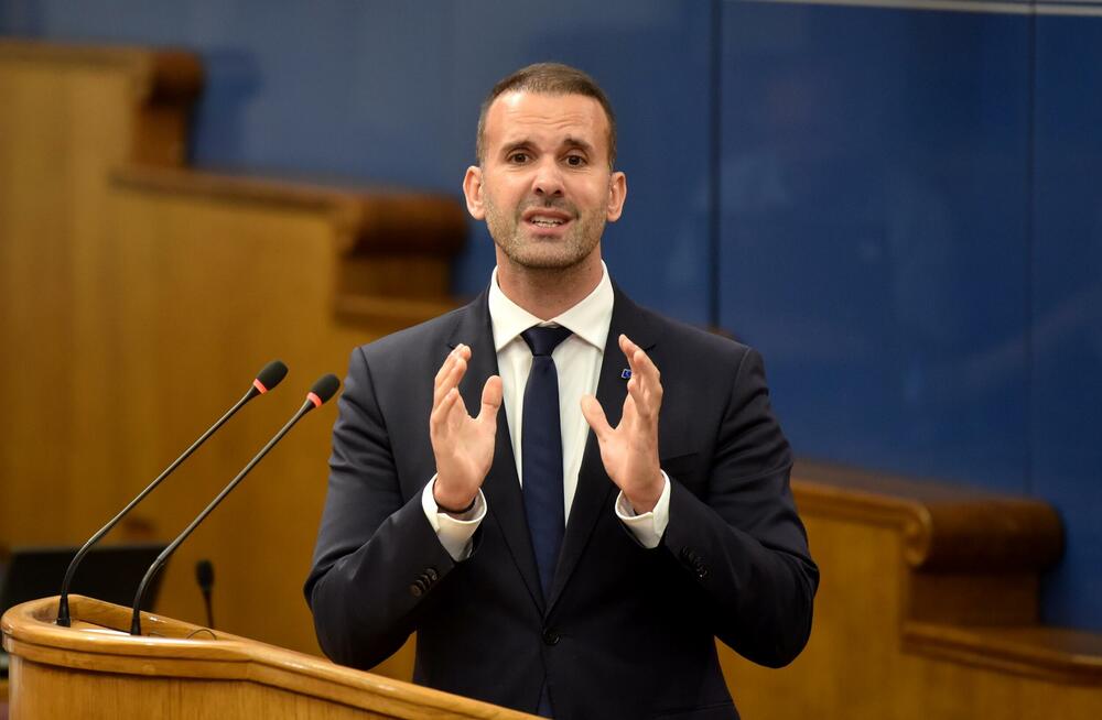 <p>Premijer Milojko Spajić odgovarao je na pitanja poslanika, na posebnoj sjednici Skupštine posvećenoj Premijerskom satu</p>