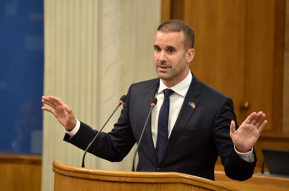 <p>Premijer Milojko Spajić odgovarao je na pitanja poslanika, na posebnoj sjednici Skupštine posvećenoj Premijerskom satu</p>