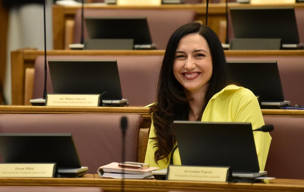 <p>Premijer Milojko Spajić odgovarao je na pitanja poslanika, na posebnoj sjednici Skupštine posvećenoj Premijerskom satu</p>