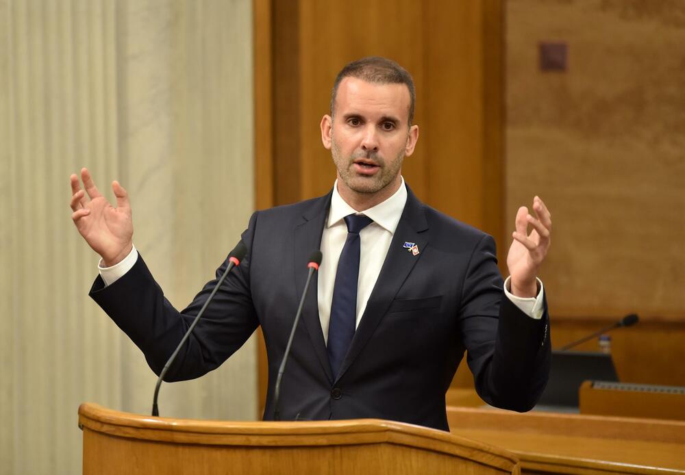 <p>Premijer Milojko Spajić odgovarao je na pitanja poslanika, na posebnoj sjednici Skupštine posvećenoj Premijerskom satu</p>