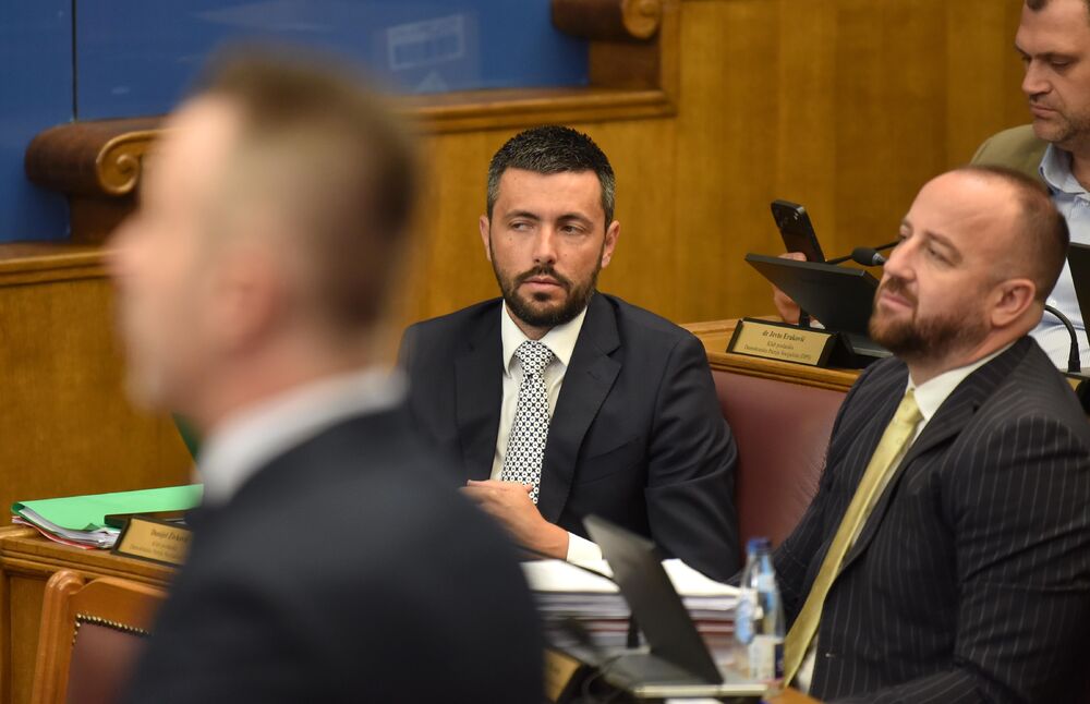 <p>Premijer Milojko Spajić odgovarao je na pitanja poslanika, na posebnoj sjednici Skupštine posvećenoj Premijerskom satu</p>